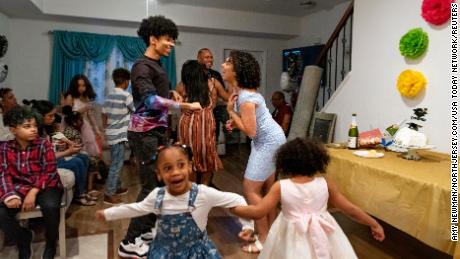 Danser à la maison sur de la musique est un moyen facile de rester actif.  (Centre milieu, de gauche) Carlos De Los Santos, 17 ans, danse avec sa sœur Alba Sanchez, 22 ans, lors d'une célébration de son diplôme universitaire. 