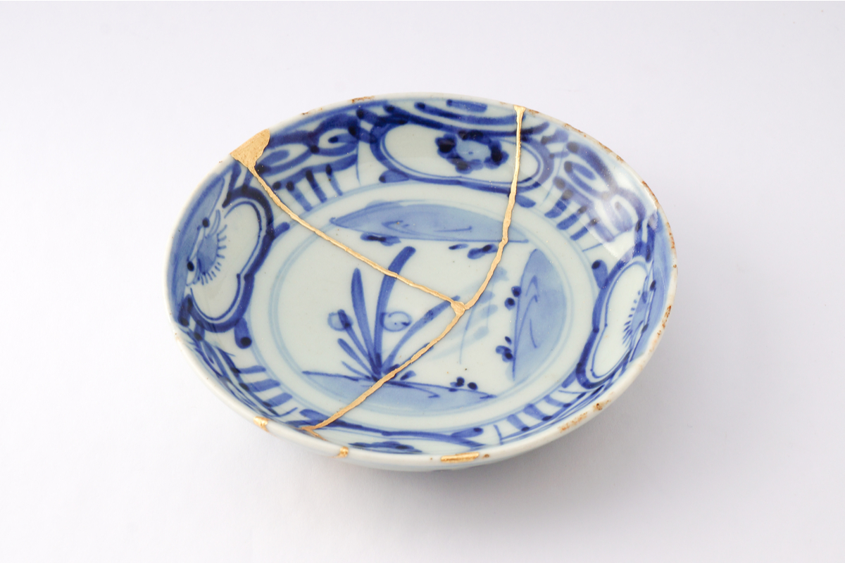 Tout sur le kintsugi, l'art japonais de réparer les fissures avec de l'or, en augmentant leur valeur