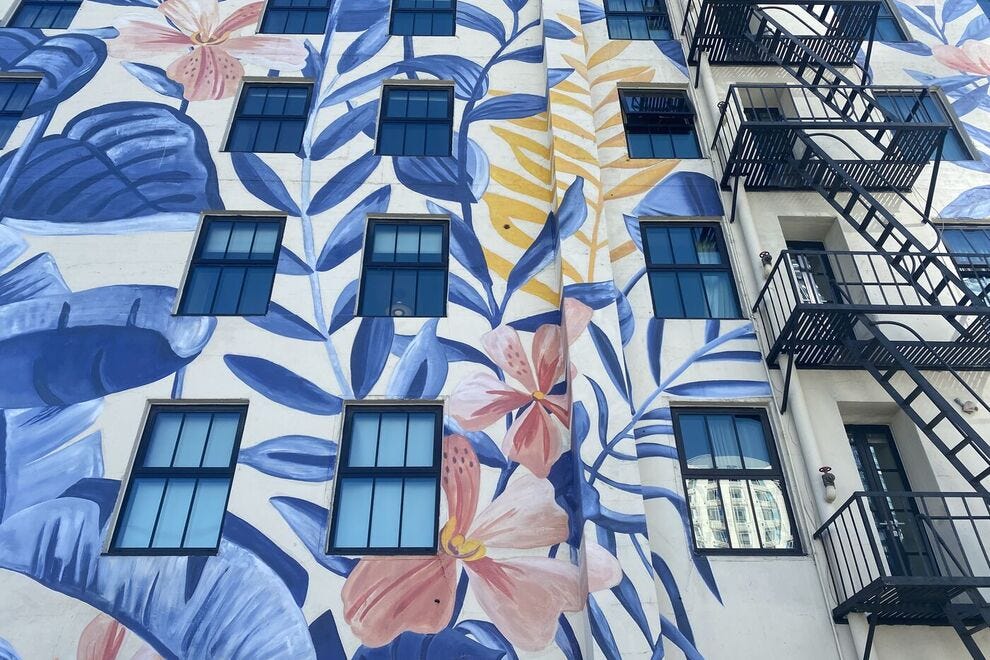 Une peinture murale colorée couvre tout un côté de l'hôtel Figueroa