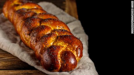 La challah, un pain tressé juif pour le sabbat et les jours fériés, est l'un des nombreux pains enrichis en œufs.