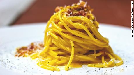 Avec un jaune d'œuf par portion de pâtes, les spaghettis carbonara constituent un repas réconfortant pour une ou deux personnes.