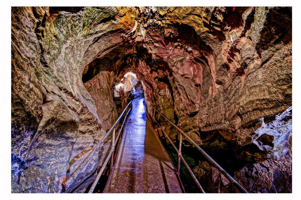 À l'intérieur des cavernes se trouvent des formations de toutes sortes