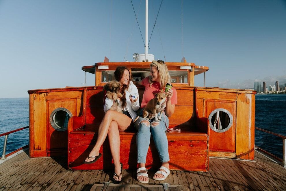 Brynn Rovito, propriétaire du Vida Mia et Abagail Joslyn, Honolulu Coffee, à bord du yacht (avec leurs chiens)