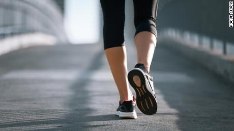 Environ 1,25 heure de marche rapide par semaine pourrait réduire de 18 % le risque de dépression par rapport à l'absence d'exercice, selon une nouvelle méta-analyse.  