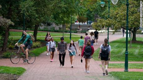 Les étudiants marchent vers et depuis les cours sur le campus de l'Université de l'Indiana en octobre 2021.