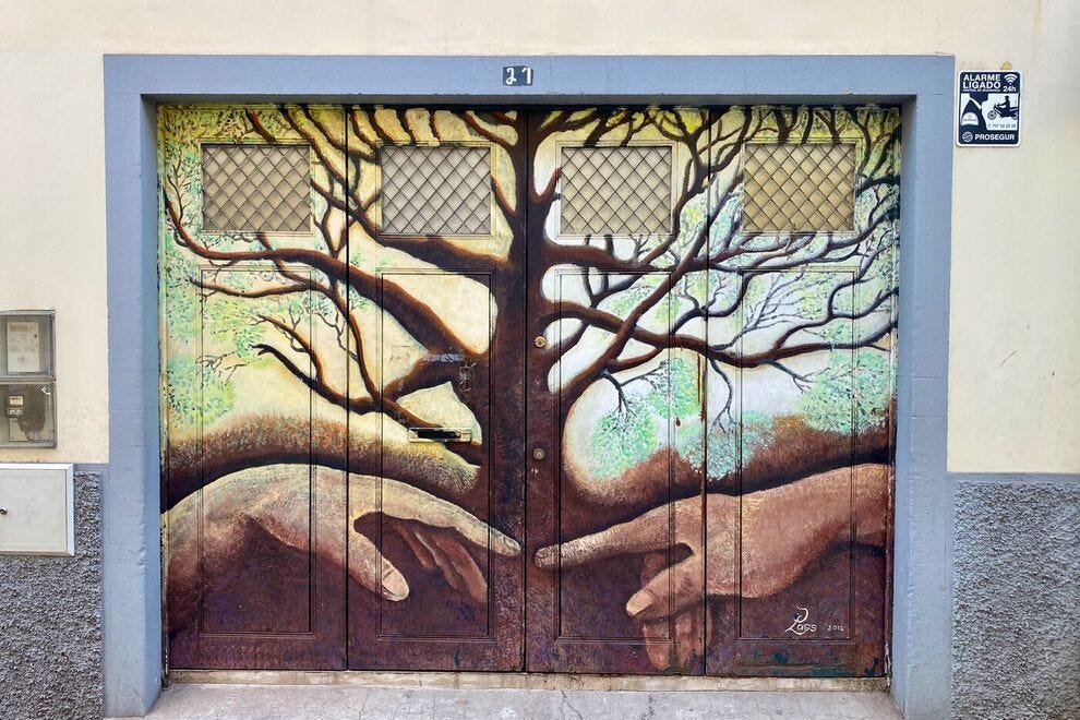 Des peintures murales audacieuses décorent les portes