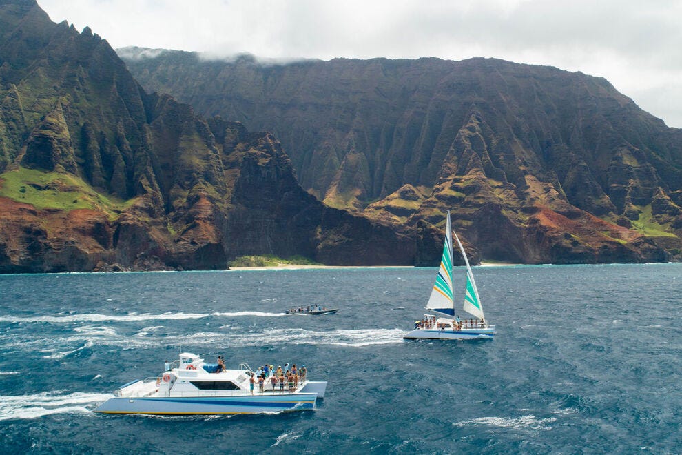 Votre visite à Hawaï sera encore plus inoubliable avec la voile de plongée en apnée de Holo Holo Charters le long de la côte de Na Pali