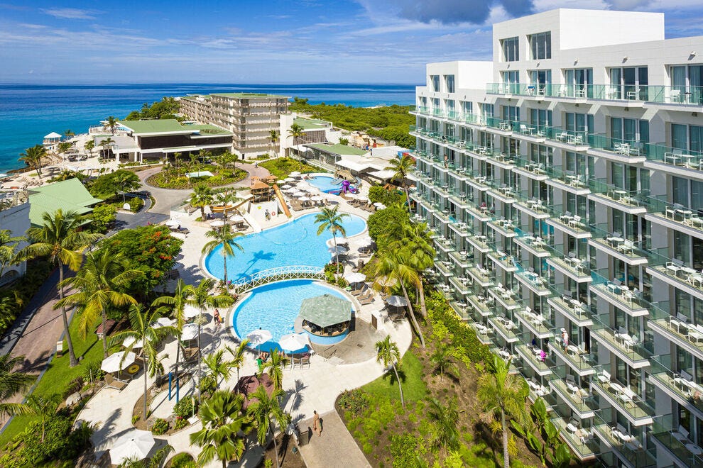 Sur la rive sud-ouest de Sint Maarten, le Sonesta Maho Beach Resort, Casino &  Spa est le plus grand complexe familial tout compris du côté néerlandais de l'île aux deux nations