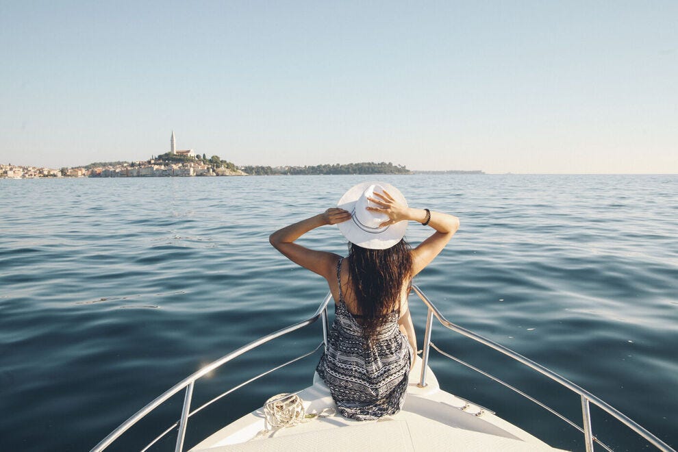 Femme profitant de la vue depuis un bateau