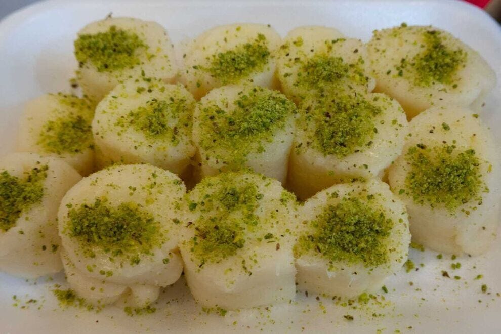 Les halawet el-jibn sont faits d'une pâte de semoule et de fromage et fourrés de crème
