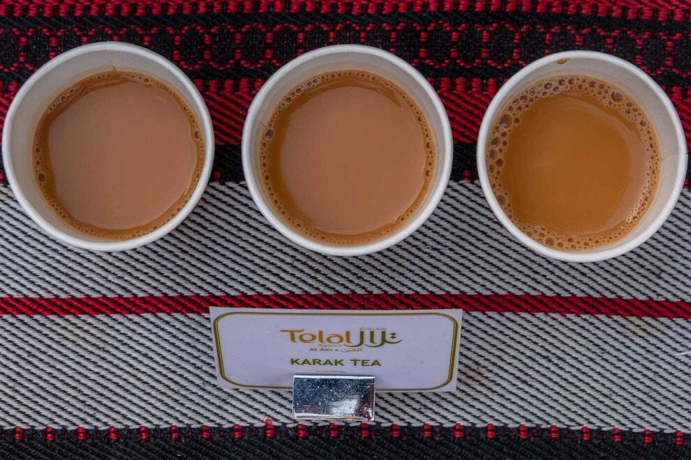 Le thé Karak est composé de feuilles de thé noir en vrac, de cardamome broyée, de safran et de sucre