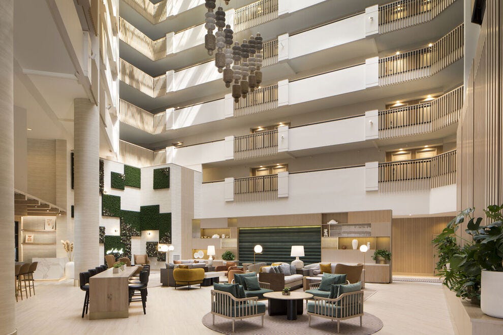 Vous pourrez vous détendre dans le salon-cour central du Hilton Santa Monica Hotel &  Suites