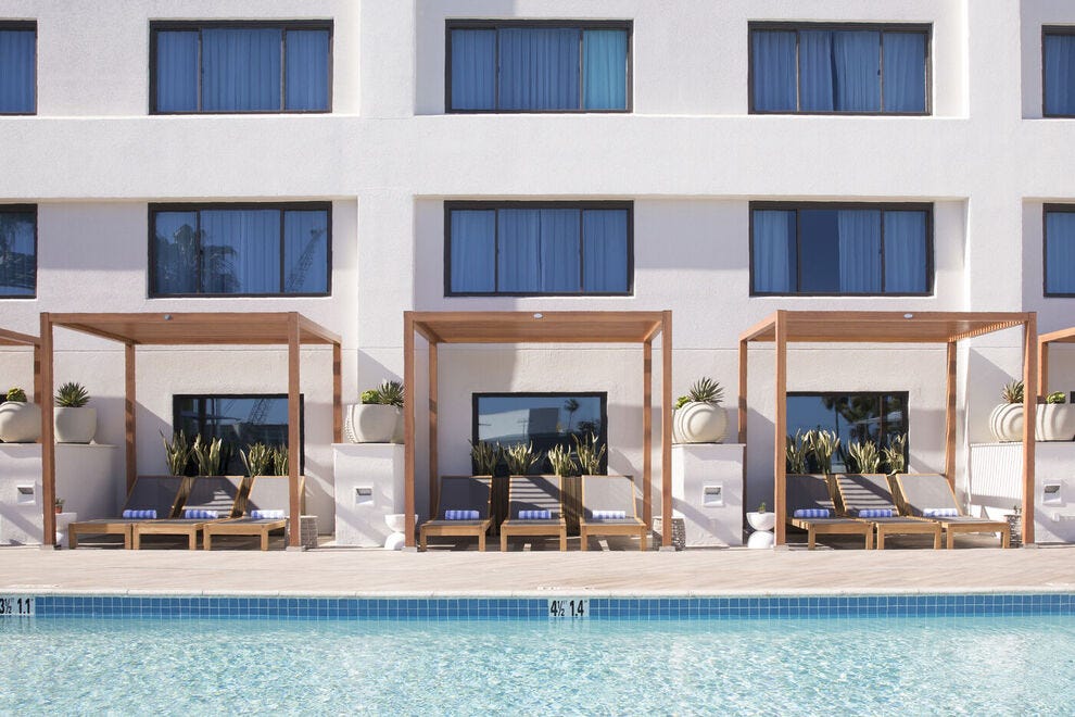 Hôtel Hilton Santa Monica &  Les suites disposent d'une piscine surélevée et d'un centre de remise en forme