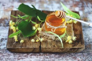 Le miel de tilleul, l'or liquide qui agit comme un calmant naturel