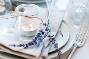 Comment dresser la table correctement : serviettes, verres, couverts, assiettes
