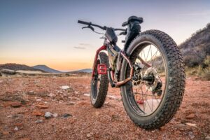 Tout sur les fat bikes, des vélos avec de grandes roues pour une utilisation sur la neige et le sable