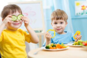 Comment faire manger des fruits et légumes aux enfants : recettes et astuces