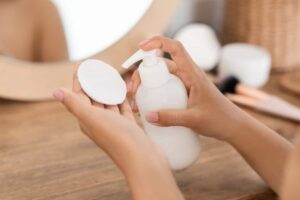 Lait démaquillant pour peaux mixtes ou grasses : comment le préparer soi-même