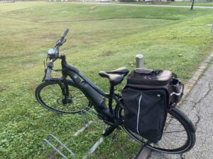 un vélo électrique de trekking et un vélo pour aller au travail