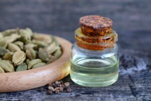Huile essentielle de cardamome : propriétés, utilisations et bienfaits